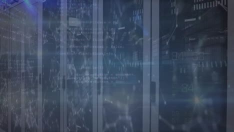 animación de senderos de luz azul y red de conexiones contra la sala de servidores de computadoras.