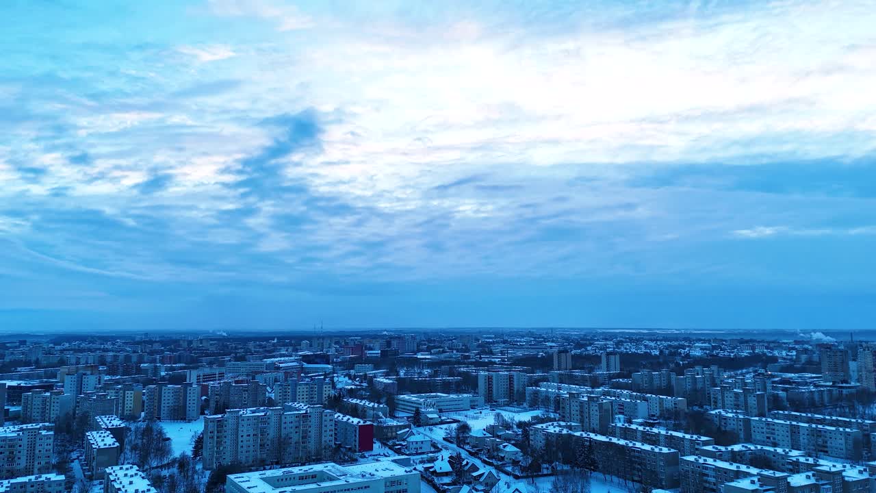 Vinterlige forstæder i Kaunas, time-lapse udsigt fra luften.