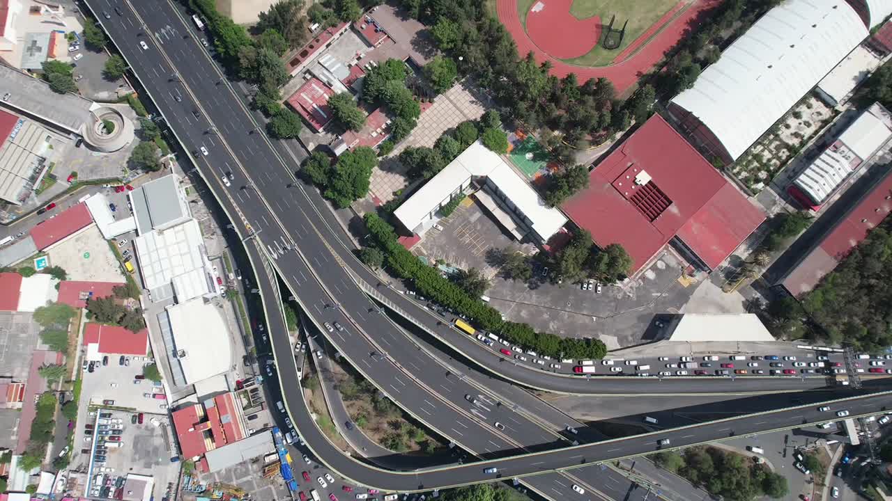 Traffico su strada urbana sopraelevata