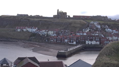 Whitby,-Páramos-Del-Norte-De-York,-Tiro-Estático,-Sol-Temprano-En-La-Mañana-Costa-Del-Patrimonio-De-Yorkshire-Del-Norte,-Yates-Y-Abadía-Bmpcc-4k-Prores-422-Clip-14