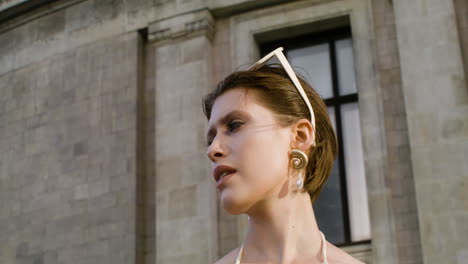 Close-up-view-of-elegant-woman-with-sunglases-on-her-head