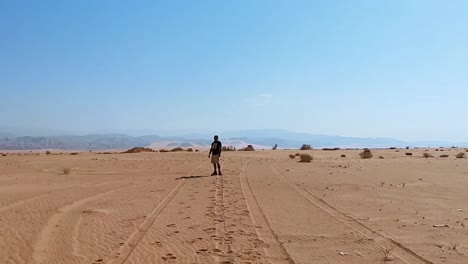 Hombre-Perdido-En-El-Desierto-De-Wadi-Musa