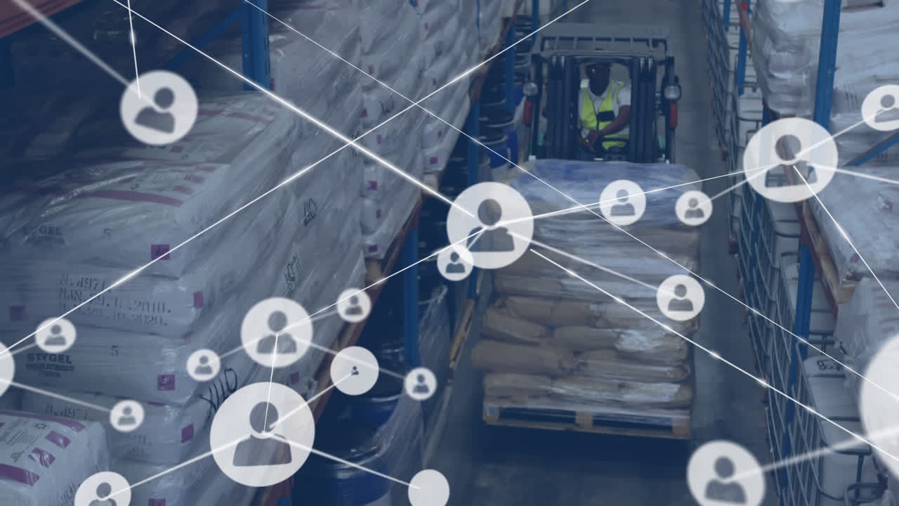 анимация сети профилей над афроамериканским рабочим-мужчиной, управляющим вилочным погрузчиком на складе.