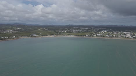 Vista-Sobre-El-Paisaje-Marino-De-La-Ciudad-Costera-De-Yeppoon-En-Queensland,-Australia-En-Un-Día-Soleado