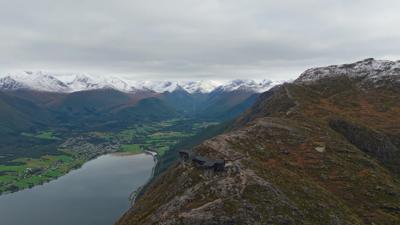 Naturskön flygbild över plattformen Rampestreken ovanför staden Åndalsnes