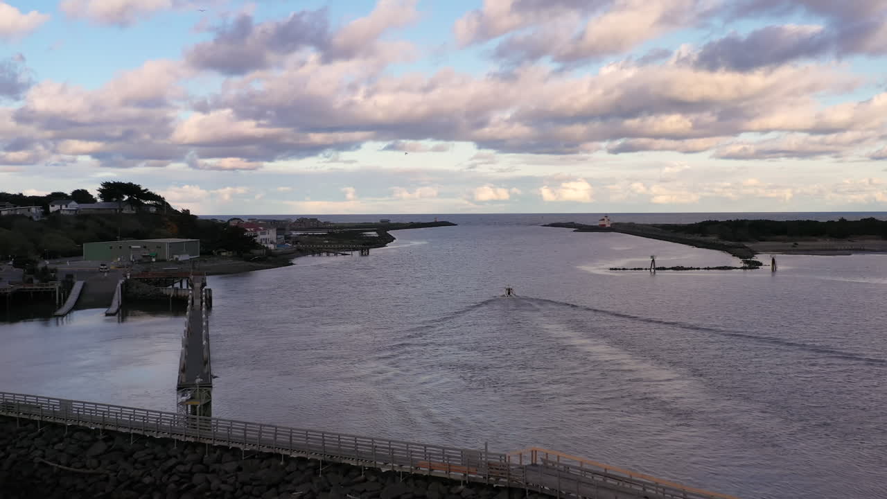 barco de cangrejo comercial sale del muelle hacia el mar abierto en bandon, oregon, estados unidos