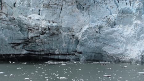 Pequeños-Trozos-De-Hielo-Caen-Del-Glaciar-Margerie,-Parque-Nacional-Y-Reserva-De-La-Bahía-De-Los-Glaciares,-Alaska