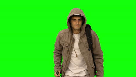 Gutaussehender-Mann-Mit-Einem-Mantel-Beim-Trekking-Auf-Einem-Greenscreen