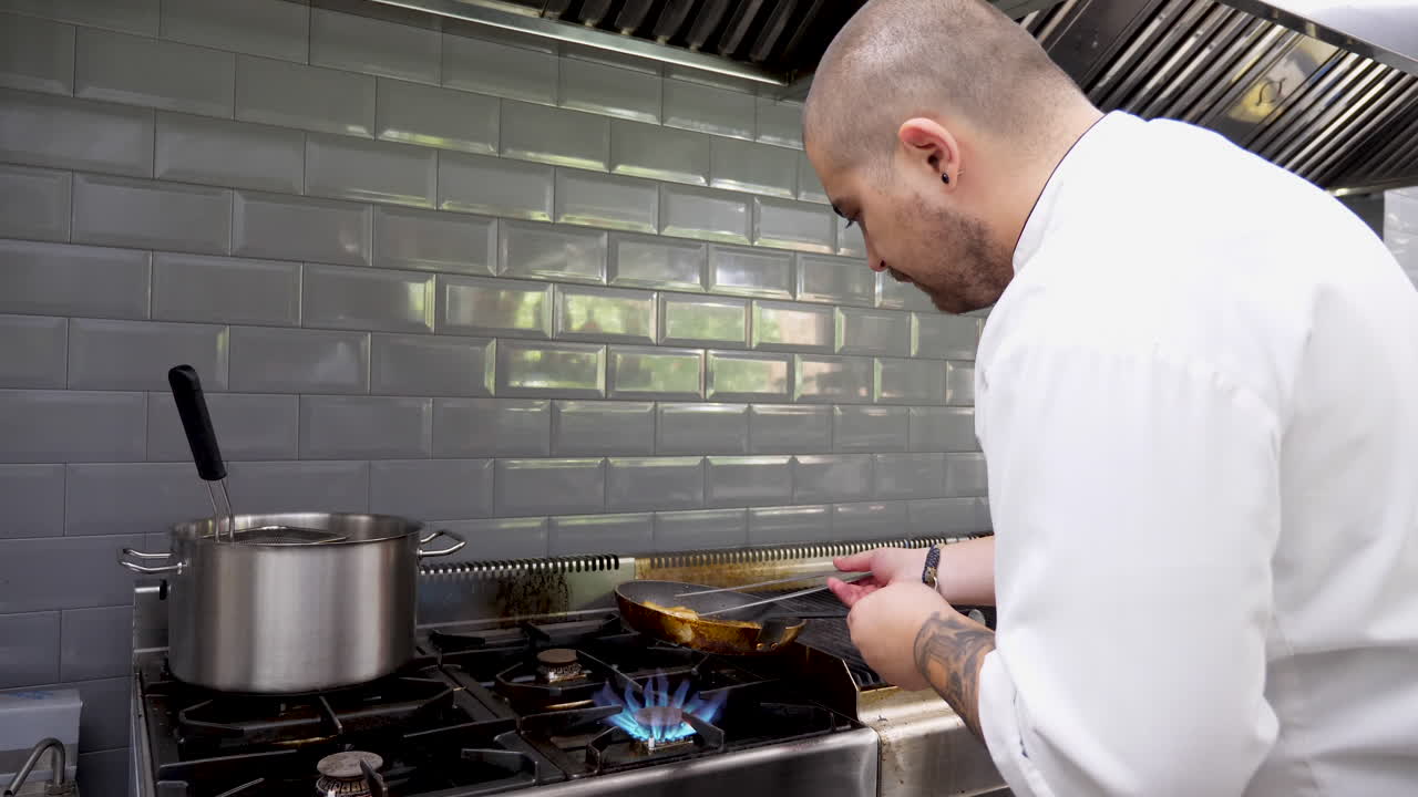 chef cocinando en una cocina profesional