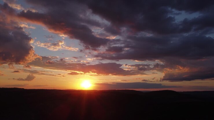 Un bellissimo tramonto arancione e blu
