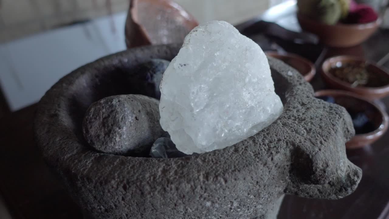 소금 의 큰 바위 가 피스텔 과 모터 에 있는 클로즈업  ⁇