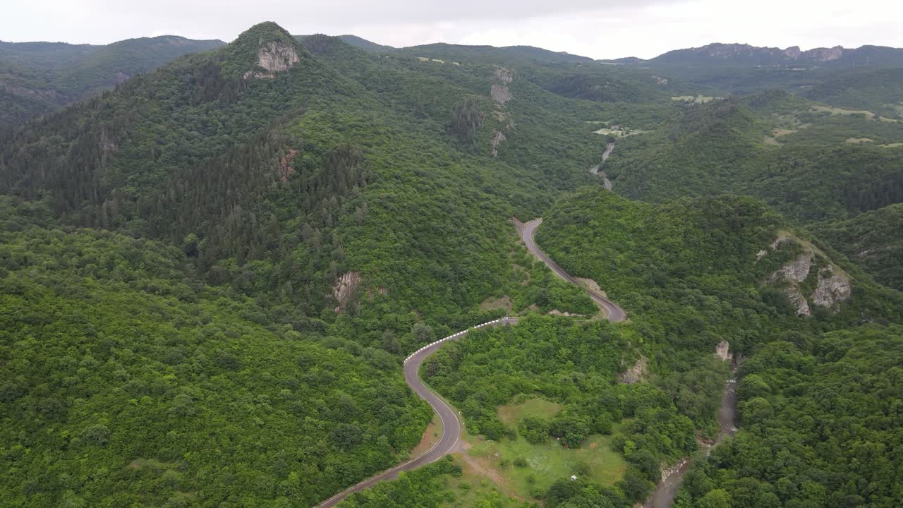 vista aérea de las montañas camino de campo de la aldea en hermosos prados verdes montañas