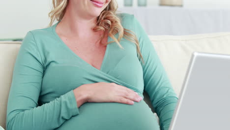 Pregnant-woman-using-laptop