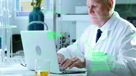 animación de procesamiento de datos médicos sobre un científico caucásico senior usando una computadora portátil en el laboratorio