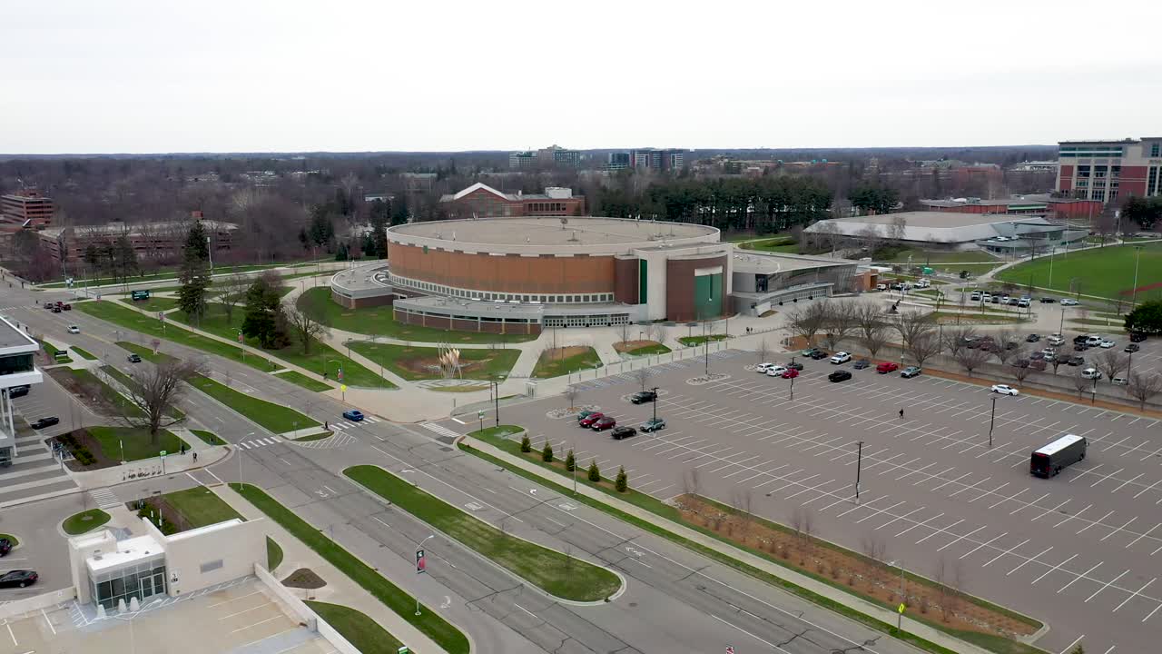 Video drone in allontanamento dell'arena di pallacanestro Breslin Center presso la Michigan State University a East Lansing, Michigan