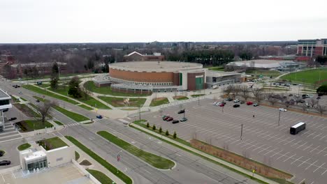 Breslin-Center-Basketball-Arena-En-La-Universidad-Estatal-De-Michigan-En-East-Lansing,-Michigan-Drone-Video-Sacando