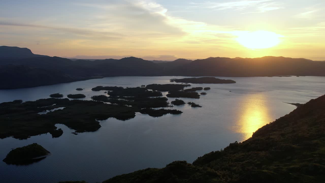 Filmagem em HD em câmera lenta da bela paisagem de Loch Maree, com sol brilhante em uma região montanhosa e insular com um cenário natural