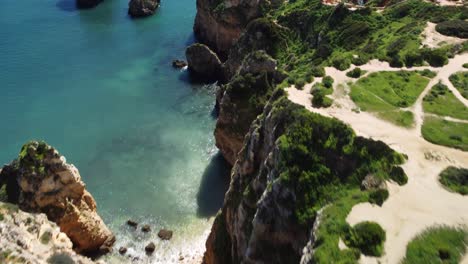 Vista-Aérea-De-Los-Acantilados-De-Ponta-Da-Piedad,-Lagos,-Algarve,-Portugal