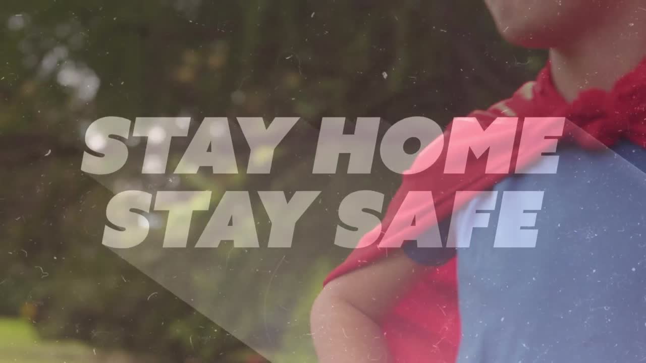 animación de texto quedarse en casa estar a salvo sobre un niño caucásico que lleva una capa