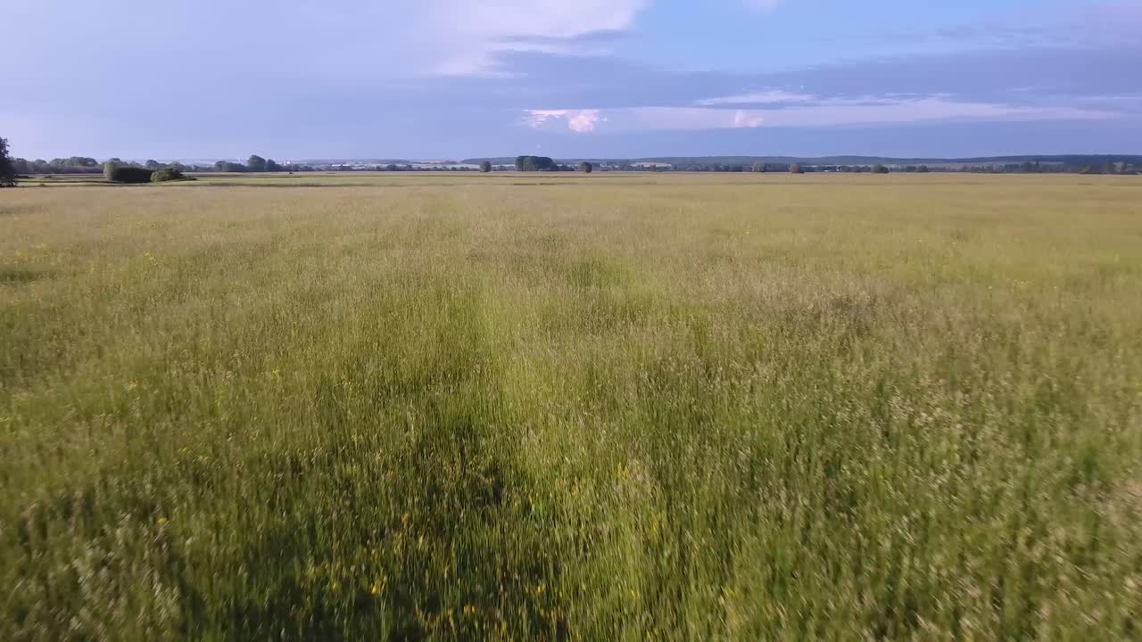 프랑스의 농장 위를 날아다니는 드론 뷰