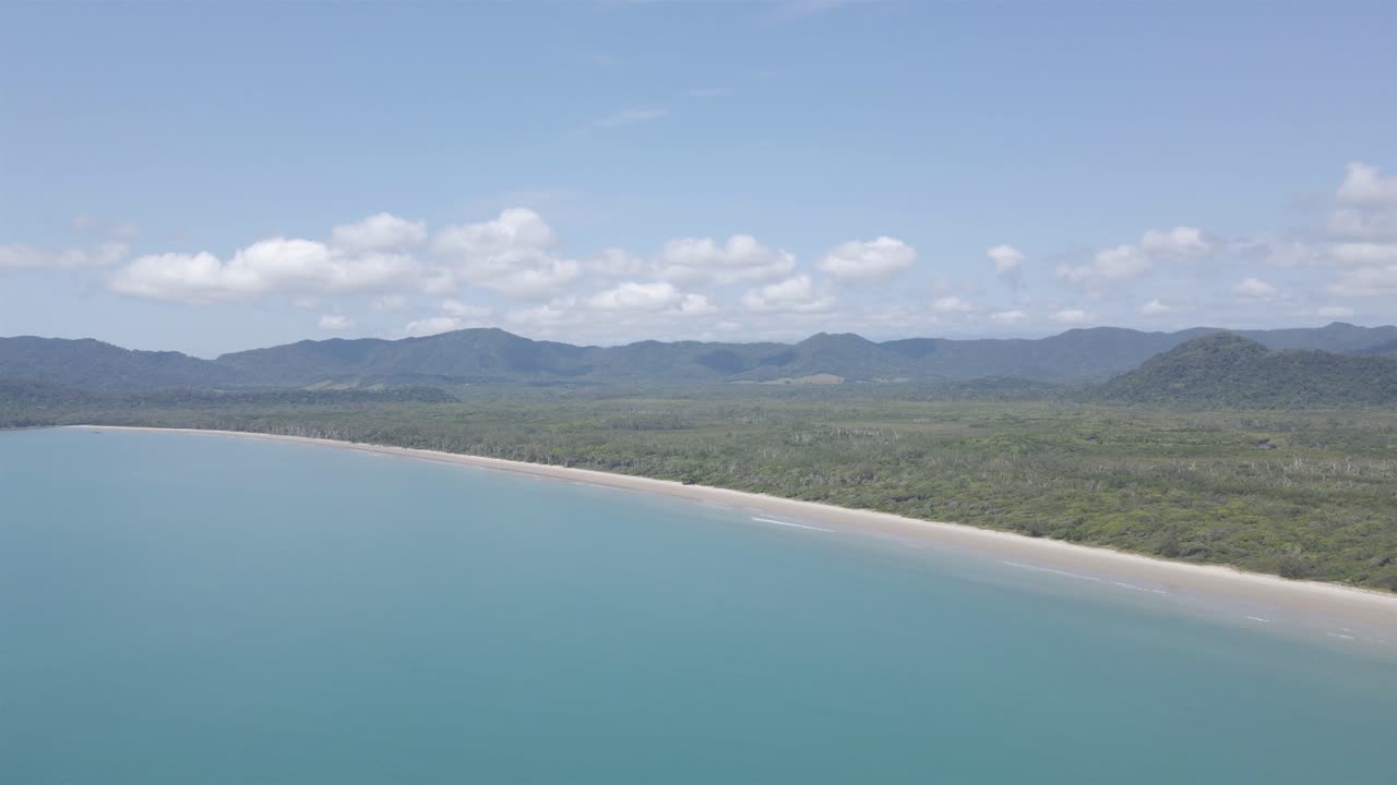 panorama de la playa aislada de thornton en el condado de douglas, qld, australia