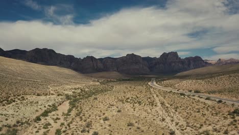 ascendiendo en el desierto de nevada con montañas al fondo