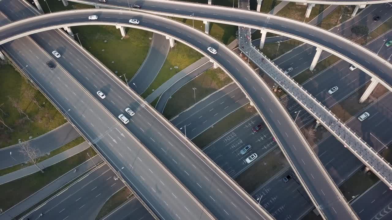 중국의 대도시 두 (chengdu) 의 고층 도로와 교통 교차로의 위쪽 아래 각도 항공 드론 뷰.