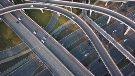ángulo superior hacia abajo vista aérea de drones de carreteras elevadas y cruces de tráfico en la metrópolis china de chengdu durante un día soleado. diseño de construcción moderna de vías de tráfico para evitar atascos de tráfico, muchos automóviles