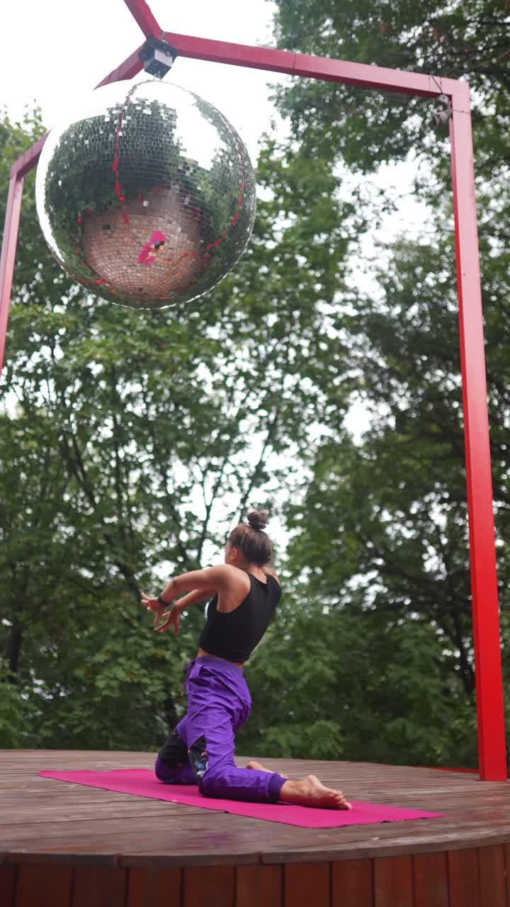 디스코 공과 함께 야외 요가 공연