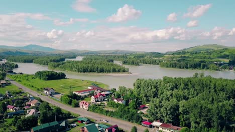 vista aérea de la ciudad turística montañas de pinos y bosques caducifolios río de montaña 1