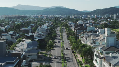 Avanzando-Sobre-La-Avenida-Búzios-En-Jurerê-Internacional,-Mostrando-Sus-Amplias-Avenidas-Y-Hermosos-Condominios-Y-Casas