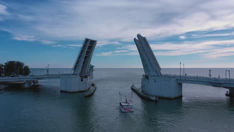 Arrastrero-Saliendo-De-Johns-Pass-Hacia-El-Golfo-De-Florida