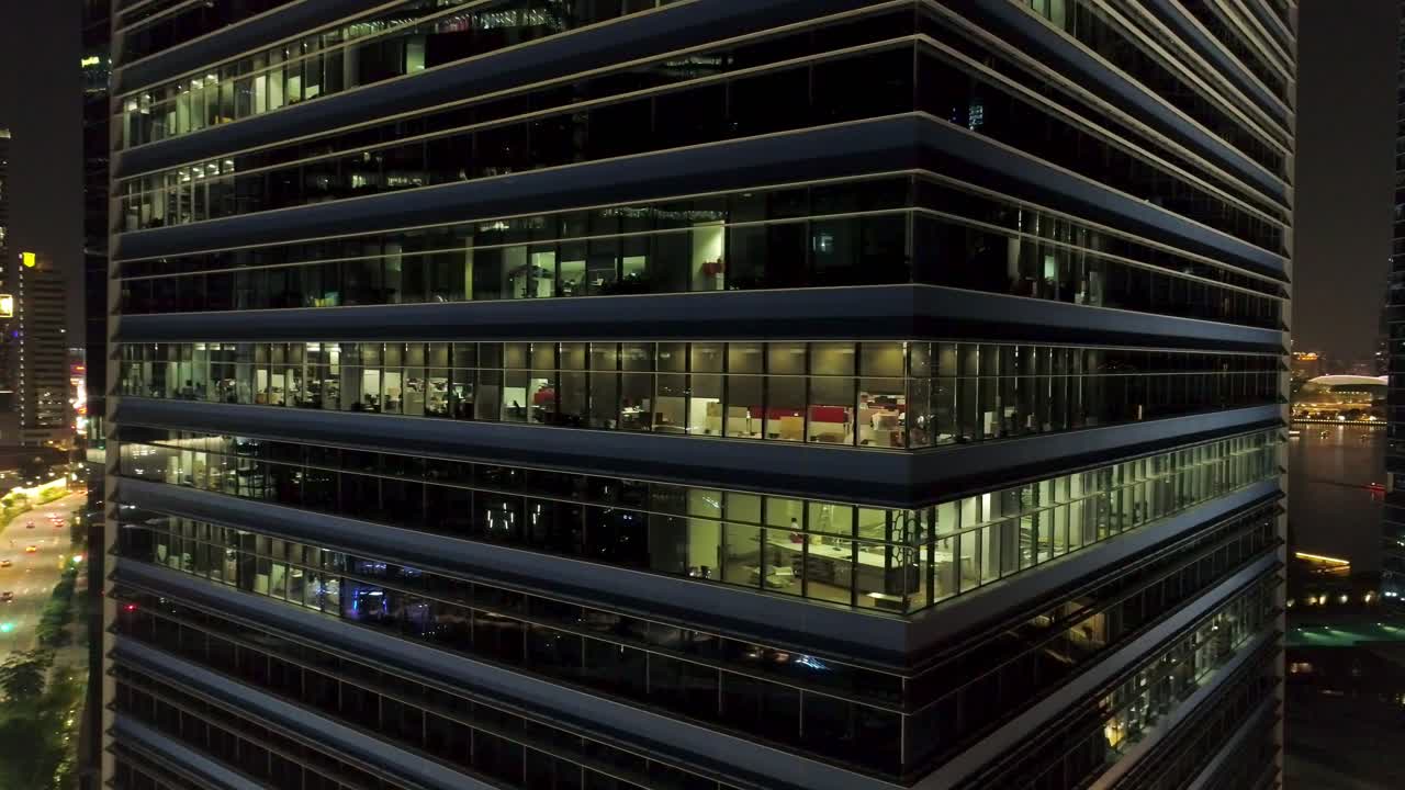 밤에는 현대적인 사무실 건물