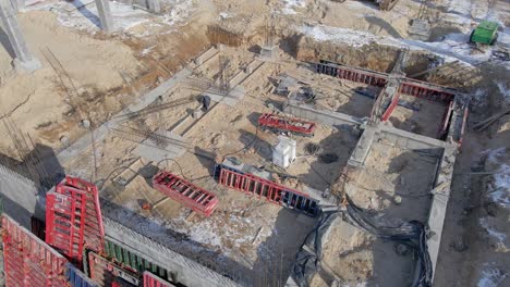 vista aérea de drones de la construcción sin trabajadores. cámara lenta. negocio industrial o concepto de tecnología de ingeniería civil