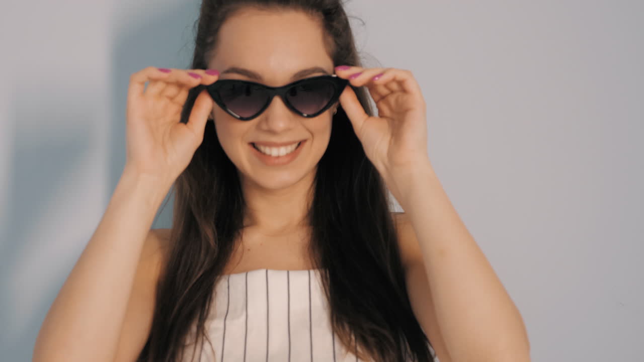 선글라스를 입은 행복한 여자