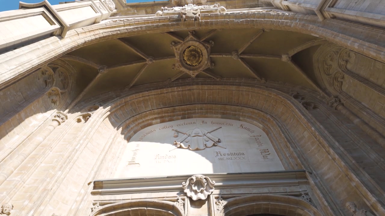 St. James' kirke Antwerpen, nærbilde av utsmykkede tredører i sollys.