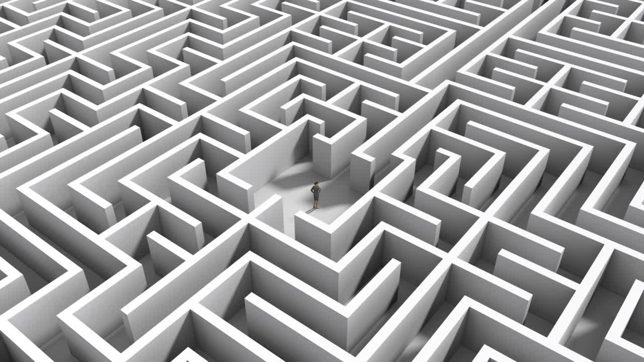 미로 한가운데 서 있는 사업가