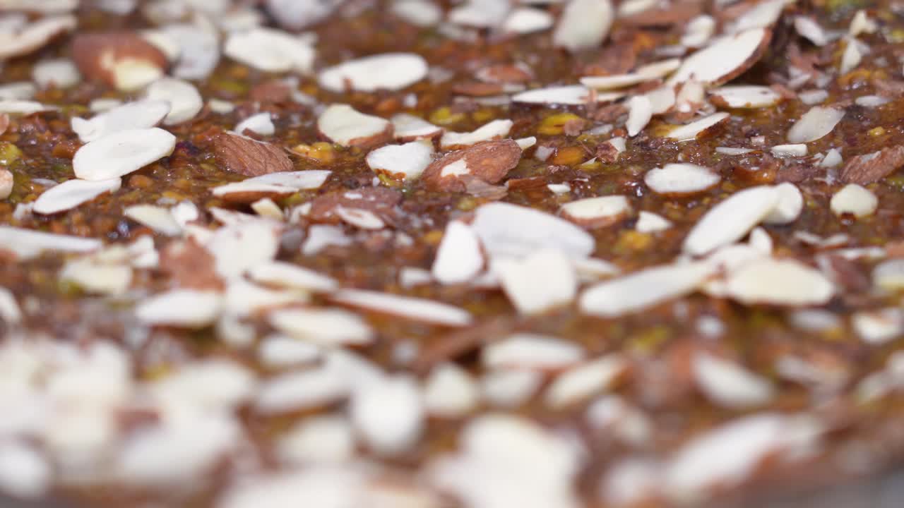 아몬드 너트 토핑으로 채운 캐러멜 바나나 케이크