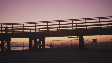 cielo rosa sobre el muelle de la playa de las focas