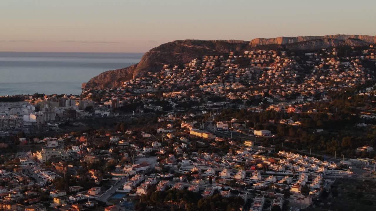 지중해를 배경으로 칼페 마을 상공의 드론 영상, 해가 뜨는 밝은 아침에