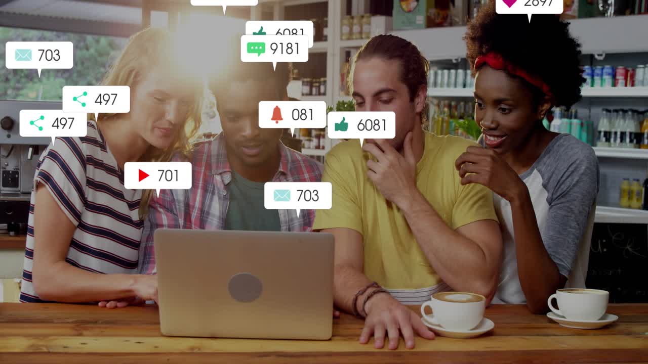 Compañeros sentados interpretando un portátil en el que se muestran iconos de redes sociales que se transforman en métricas