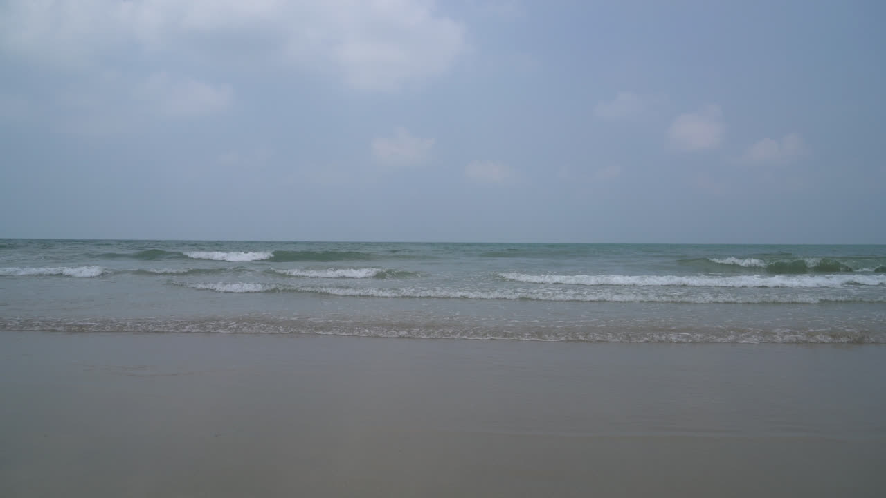 푸른 하늘 을 가진 열대 해변