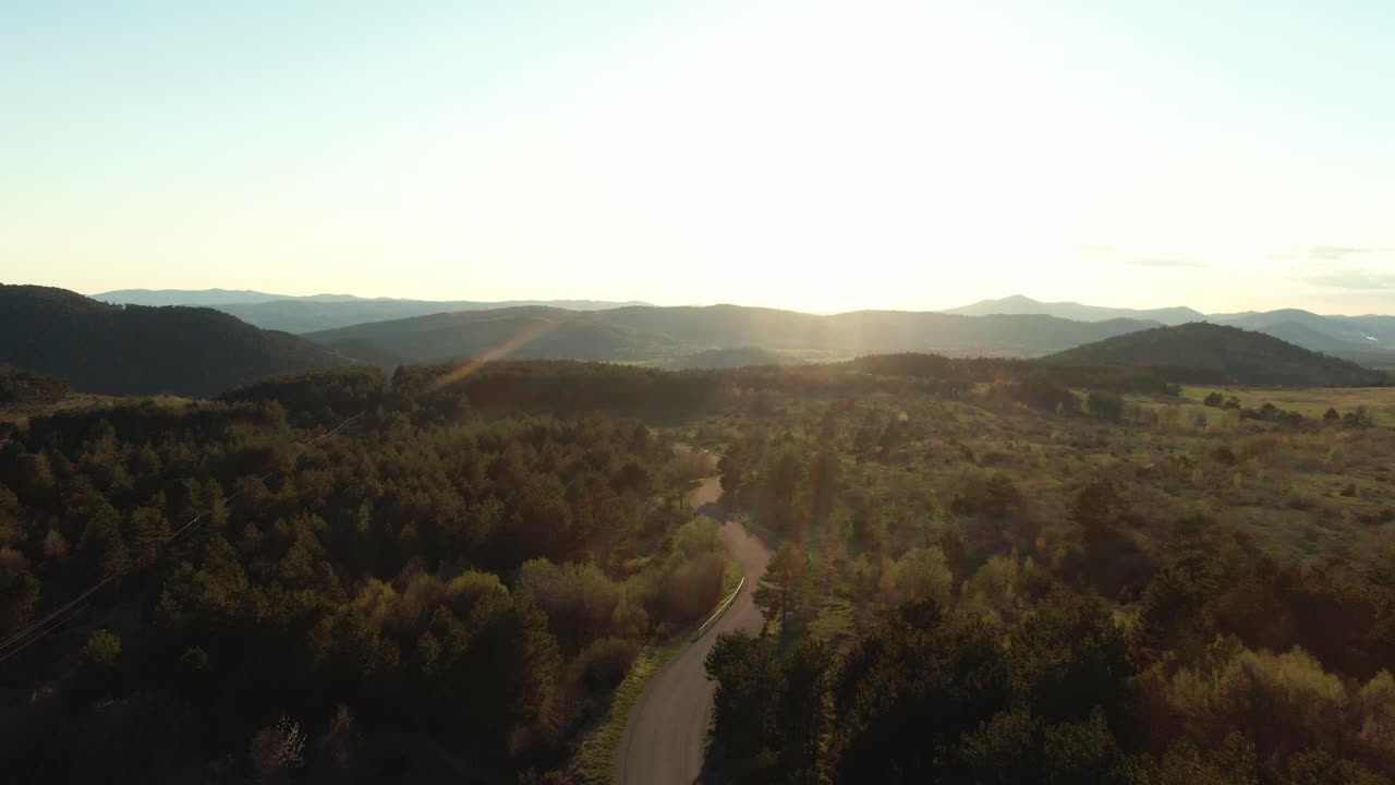un dron disparado con la carretera en el medio