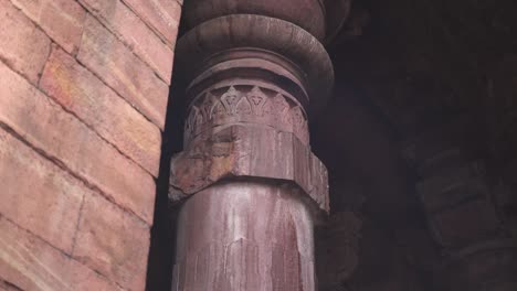 pan shot de tallas en un pilar de un antiguo templo hindú en el templo de bhojeshwar en bhopal de madhya pradesh india