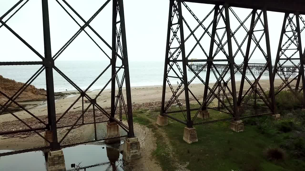 고가 열차 플랫폼 드론 샷을 통한 낮은 각도 푸시