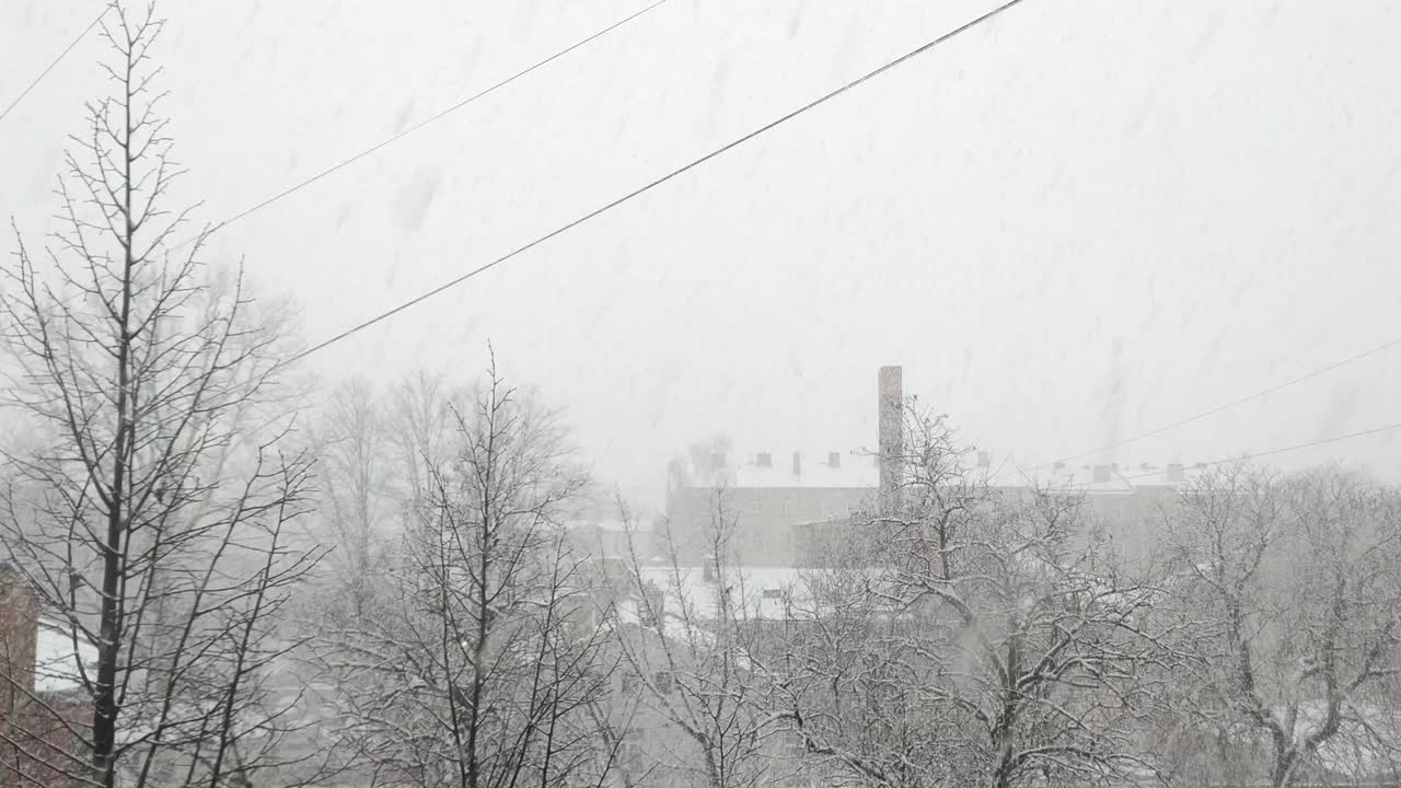 혹독한 폭설 산업 지역 외곽 리가 라트비아