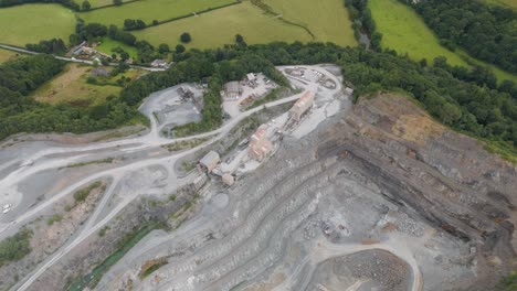 vista aérea de una extensa cantera de agregados y una operación de minería activa que destaca la escala y los procesos industriales