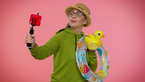 Abuela-Madura-Bloguera-Viajera-Con-Gafas-De-Sol,-Tomando-Selfie-En-Teléfono-Móvil,-Videollamada-En-Línea