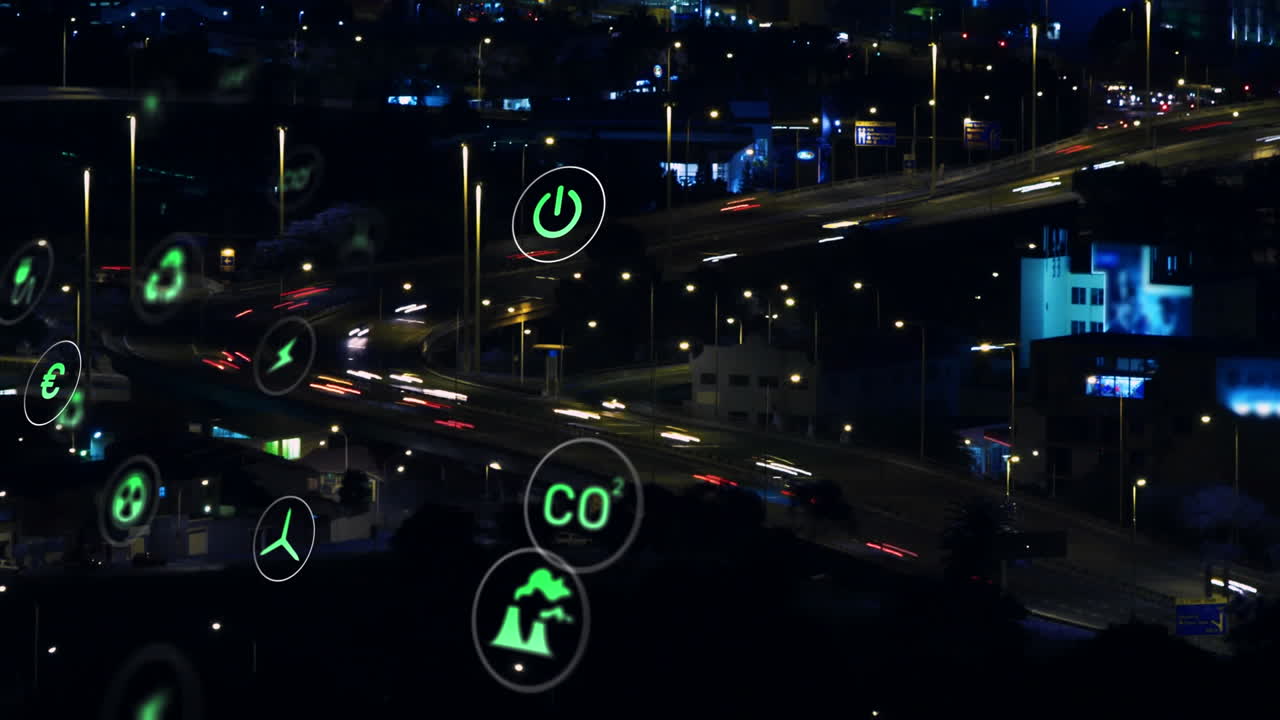 다수의 디지털 아이콘의 애니메이션은 야간 도시 교통의 타임  ⁇ 스 항공 뷰에 대항합니다.