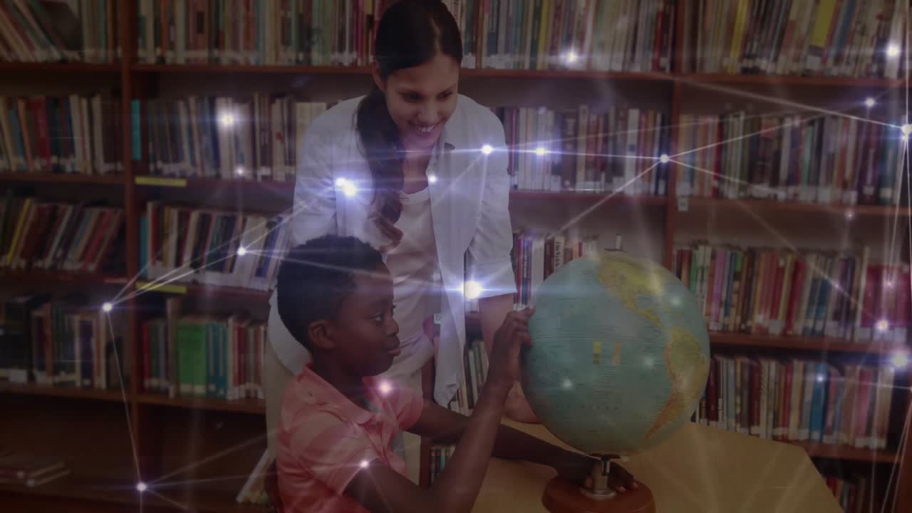 Tutor colocando la mano en un globo terráqueo, guiando a un estudiante que lo gira en una biblioteca con líneas de red educativa.